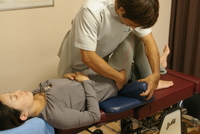 腰部施術専用ベッドで腰部関節を安定させます。